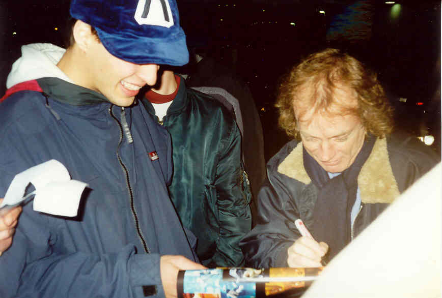 Hannes mit Angus Young von AC/DC